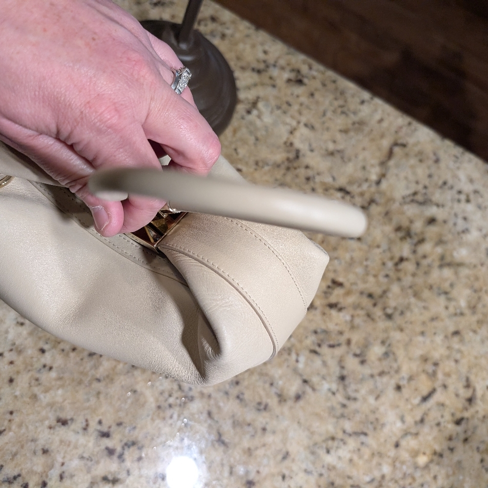 GUCCI Vintage Cream Shoulder Bag in Excellent Condition - Picture 13 of 15